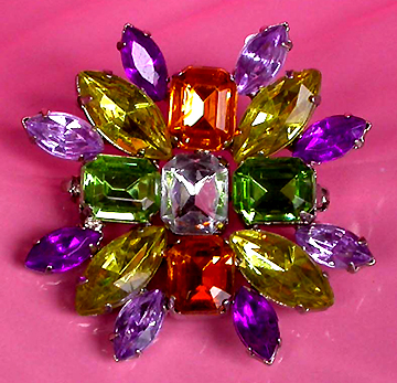 a beautiful vintage costume jewelry brooch unsigned