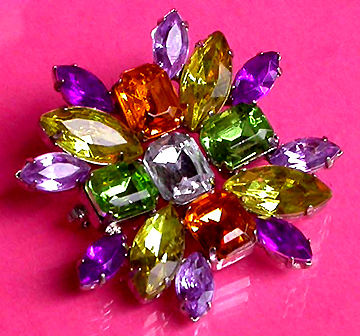 a beautiful vintage costume jewelry brooch unsigned