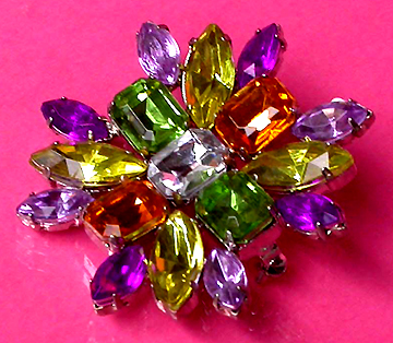 a beautiful vintage costume jewelry brooch unsigned