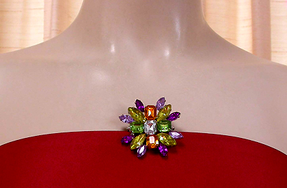 a beautiful vintage costume jewelry brooch unsigned