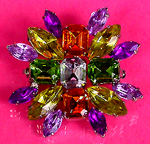 a beautiful vintage costume jewelry Brooch unsigned