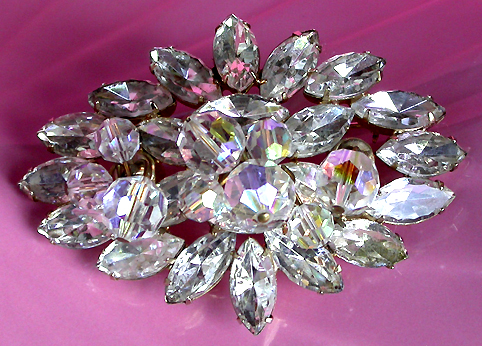 a beautiful vintage costume jewelry brooch unsigned