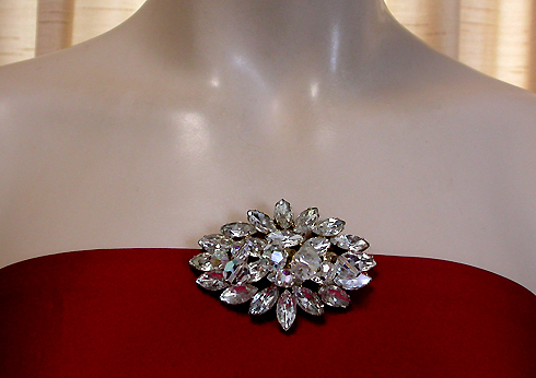 a beautiful vintage costume jewelry brooch unsigned