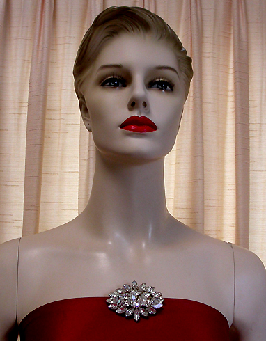 a beautiful vintage costume jewelry brooch unsigned