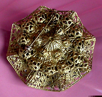 a beautiful vintage costume jewelry brooch unsigned