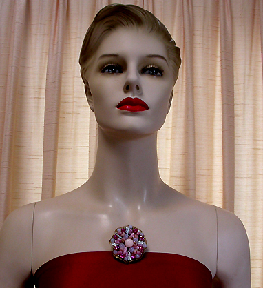 a beautiful vintage costume jewelry brooch unsigned