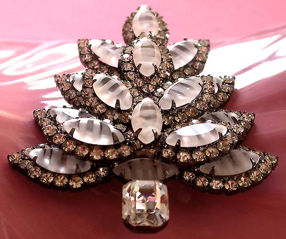 a beautiful vintage costume jewelry brooch unsigned
