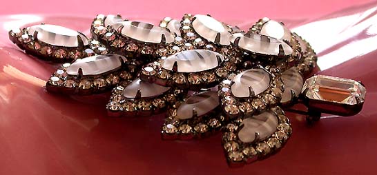 a beautiful vintage costume jewelry brooch unsigned