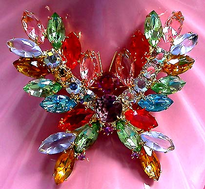 a beautiful vintage costume jewelry brooch unsigned