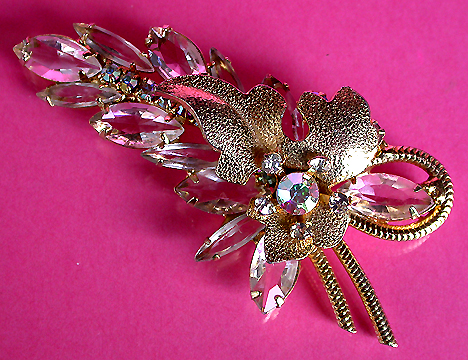 a beautiful vintage costume jewelry brooch unsigned