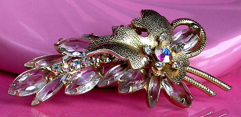 a beautiful vintage costume jewelry brooch unsigned