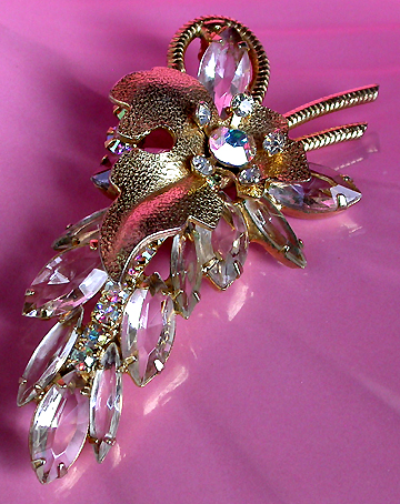 a beautiful vintage costume jewelry brooch unsigned