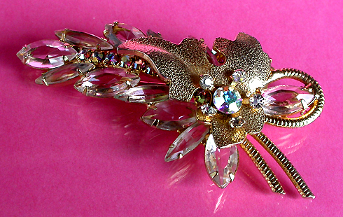 a beautiful vintage costume jewelry brooch unsigned