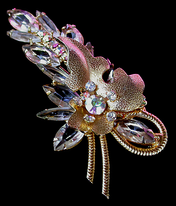 a beautiful vintage costume jewelry brooch unsigned