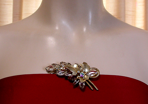 a beautiful vintage costume jewelry brooch unsigned