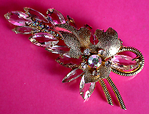 a beautiful vintage costume jewelry Brooch unsigned