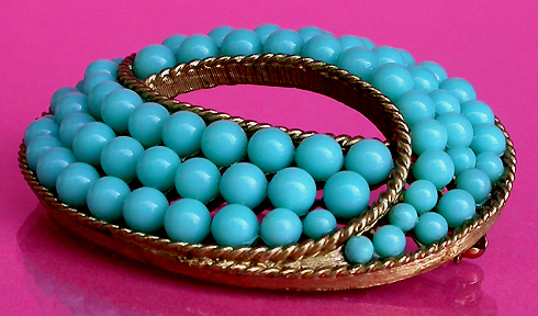 a beautiful vintage costume jewelry brooch unsigned