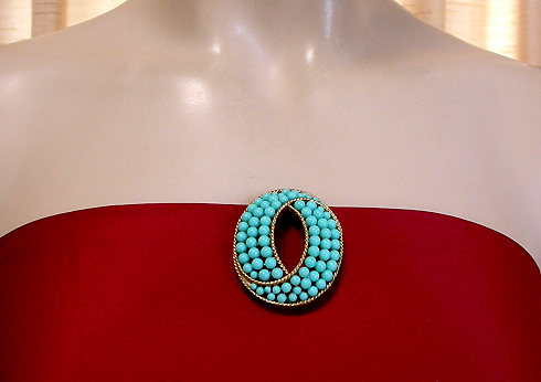 a beautiful vintage costume jewelry brooch unsigned