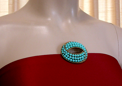 a beautiful vintage costume jewelry brooch unsigned