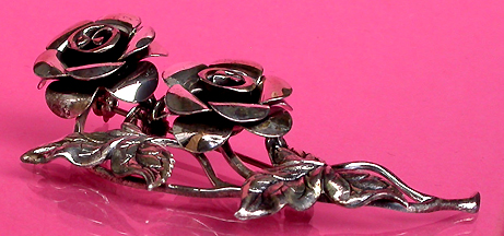 a beautiful vintage costume jewelry brooch unsigned