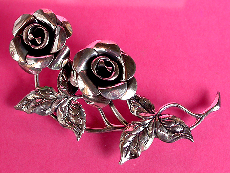 a beautiful vintage costume jewelry brooch unsigned