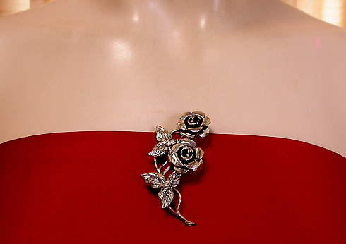 a beautiful vintage costume jewelry brooch unsigned