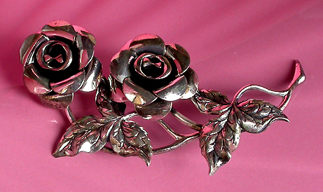a beautiful vintage costume jewelry brooch unsigned