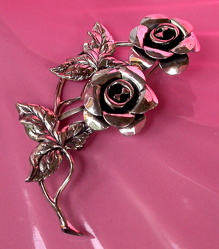 a beautiful vintage costume jewelry brooch unsigned