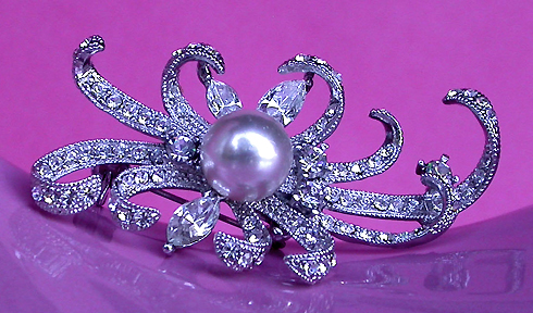 a beautiful vintage costume jewelry brooch unsigned