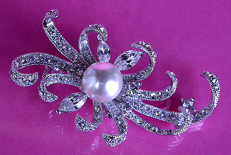 a beautiful vintage costume jewelry brooch unsigned