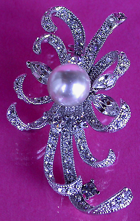a beautiful vintage costume jewelry brooch unsigned
