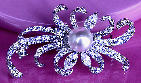 a beautiful vintage costume jewelry brooch unsigned