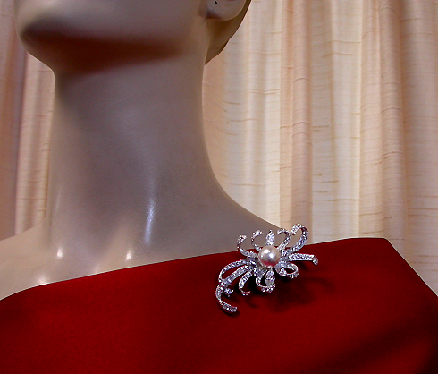 a beautiful vintage costume jewelry brooch unsigned