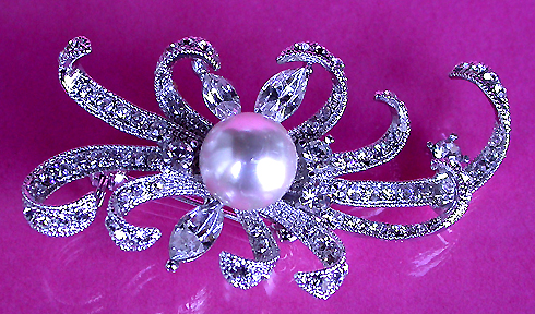 a beautiful vintage costume jewelry brooch unsigned