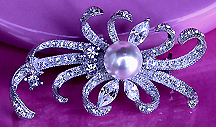 a beautiful vintage costume jewelry Brooch unsigned