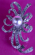 a beautiful vintage costume jewelry Brooch unsigned