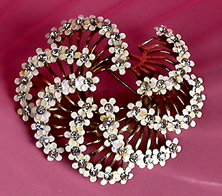 a beautiful vintage costume jewelry brooch unsigned