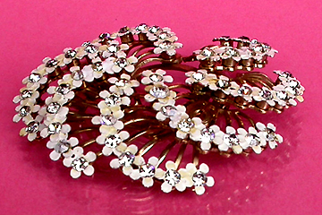 a beautiful vintage costume jewelry brooch unsigned