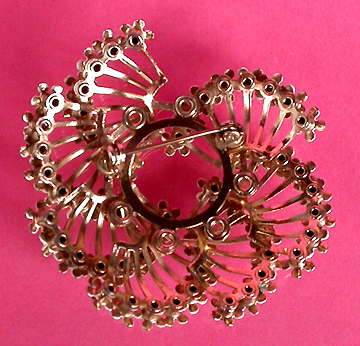 a beautiful vintage costume jewelry brooch unsigned