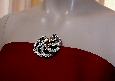 a beautiful vintage costume jewelry brooch unsigned
