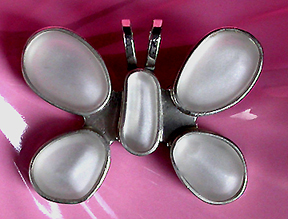 a beautiful vintage costume jewelry brooch unsigned