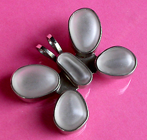 a beautiful vintage costume jewelry brooch unsigned