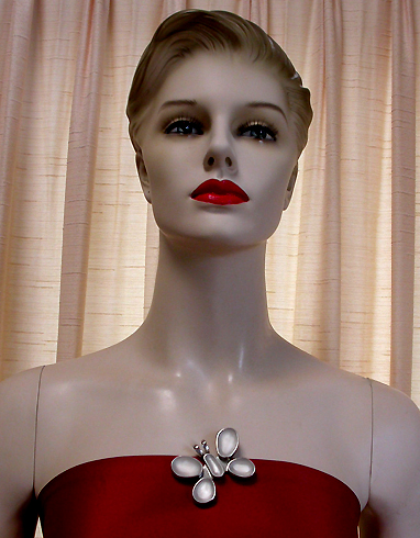 a beautiful vintage costume jewelry brooch unsigned