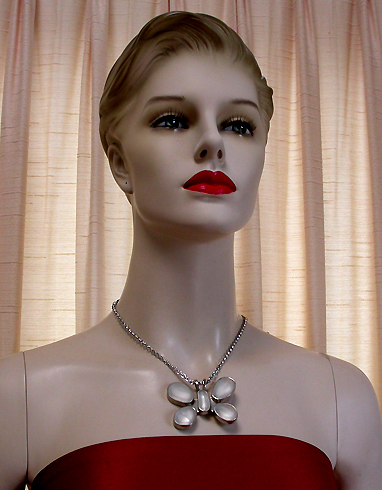a beautiful vintage costume jewelry brooch unsigned