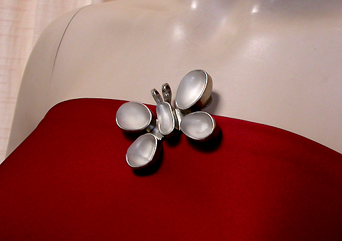 a beautiful vintage costume jewelry brooch unsigned