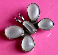 a beautiful vintage costume jewelry Brooch unsigned