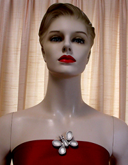 a beautiful vintage costume jewelry Brooch unsigned