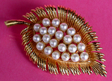 a beautiful vintage costume jewelry brooch unsigned