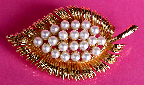 a beautiful vintage costume jewelry brooch unsigned