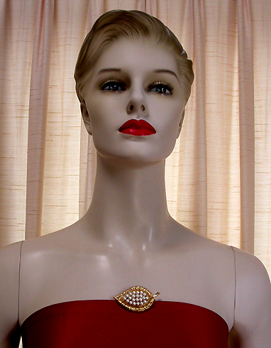 a beautiful vintage costume jewelry brooch unsigned